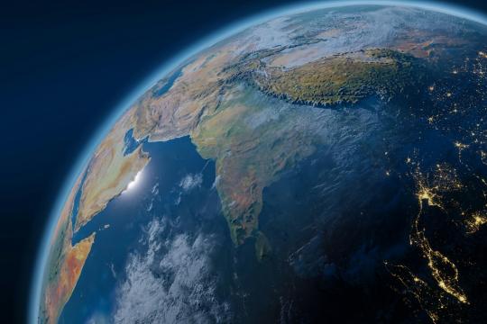 地球轨道碎片“外壳”引发行星级护盾设想：从清理风险到太阳遮蔽方案