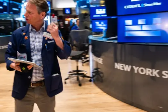 人工智能冲击预期升温：投资者重估多行业估值，就业影响证据仍不明朗