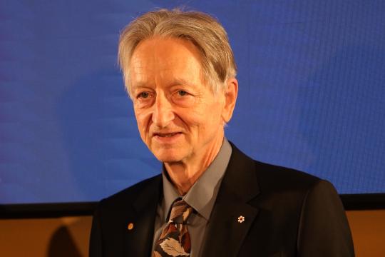 “人工智能教父”Hinton称对毕生研究可能带来伤害感到“非常悲伤”