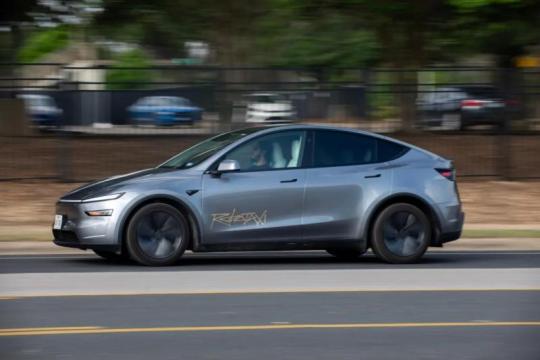 特斯拉披露两起由远程操控员驾驶的Robotaxi撞车事故