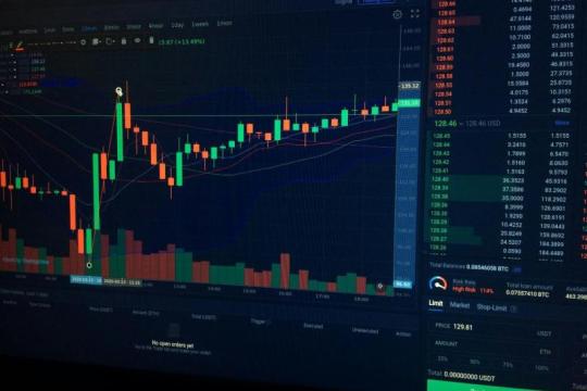 研究称比特币走势或已领先美联储政策信号，现货ETF被指为关键因素