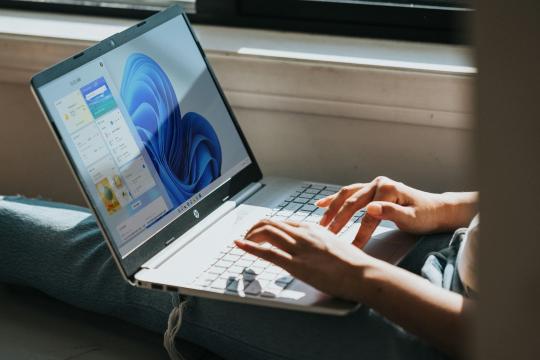 微软提示设备不兼容Windows 11：系统要求、绕过方式与更新风险一览