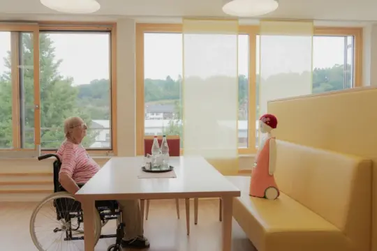 讲笑话的社交机器人Emma走进德国养老院：摄影师Paula Hornickel记录试点现场