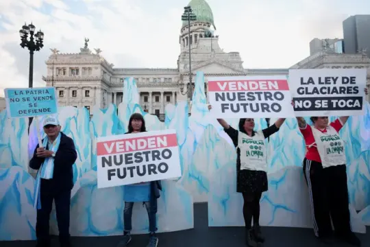 阿根廷国会通过冰川法修正案 放宽安第斯冰冻区采矿限制引发抗议