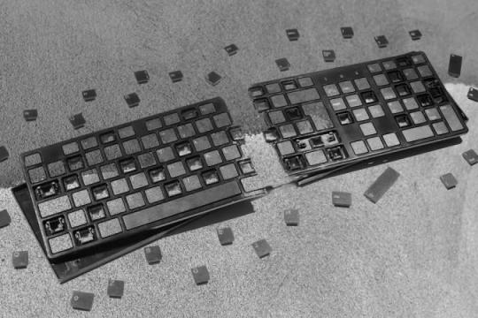 Grammarly“专家评审”功能被指未经授权使用名人形象遭集体诉讼