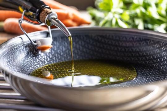 用橄榄油空气炸和烘焙让食物更营养