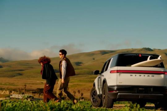 Rivian将4.5万美元基础款R2推迟至2027年底 价格表述改为“约”