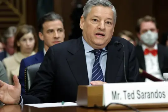 Netflix联席CEO萨兰多斯出席参议院听证会，就拟收购华纳兄弟探索资产接受质询