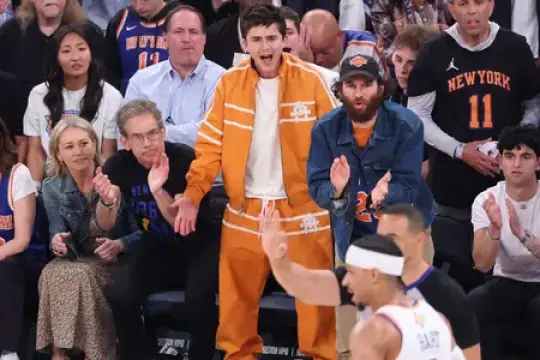 我们在NBA总决赛第三场看到的所有名人、体育明星、政治家和商业高管