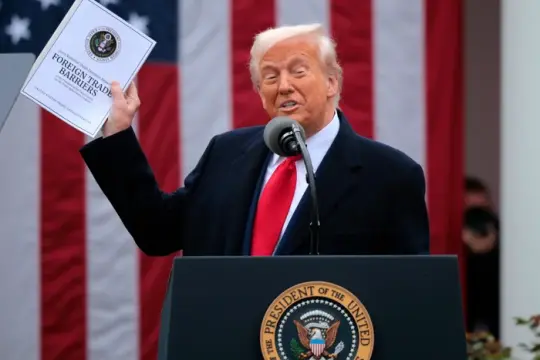 专家回顾特朗普“解放日”关税政策一周年：投资者撤离与经济指标走弱引发质疑