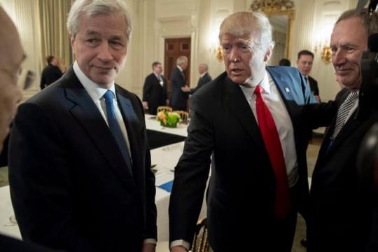 特朗普称将起诉摩根大通 指其在国会骚乱后切断服务并否认曾邀戴蒙出任美联储主席