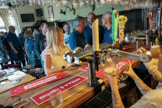 酒吧老板困惑顾客排队点酒：疫情后行为变化成“新常态”