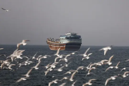 中国呼吁保障霍尔木兹海峡航行安全 航运成本随冲突升级飙升