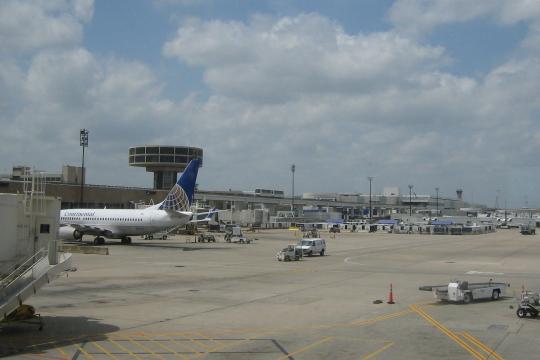 休斯顿布什洲际机场启用新一代跑道雷达 以降低地面碰撞风险