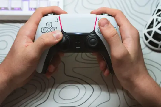 PS5英国建议零售价再上调，评论称AI算力需求推高存储与内存成本