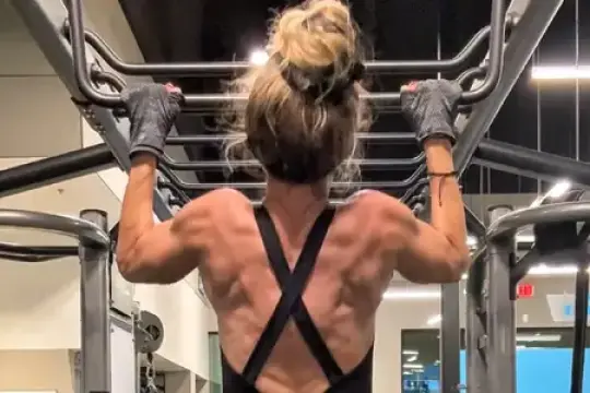 我在40多岁时采用了一种新的健身策略，帮助我跑完半程马拉松、倒立和引体向上，随着年龄增长依然保持体能