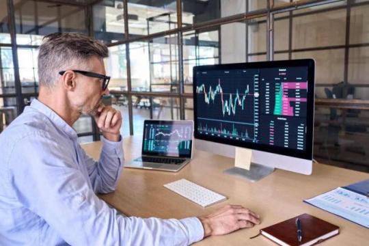 日经225期货自历史高位回调 市场聚焦54,250点技术支撑