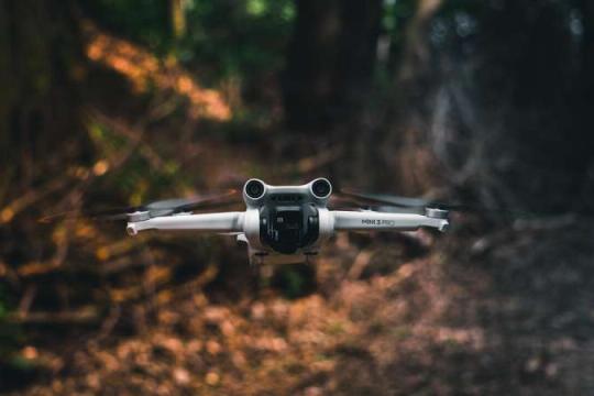 超轻声纳与人工智能助力微型无人机像蝙蝠般在黑暗中导航