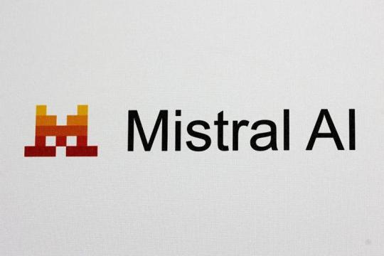 Mistral AI获8.3亿美元债务融资 在巴黎近郊建设英伟达芯片数据中心