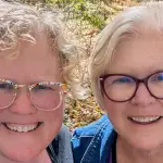 我买下了祖父母的房子，住在妈妈隔壁。她决定搬家时，我们都很难过。