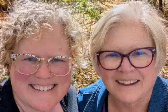 我买下了祖父母的房子，住在妈妈隔壁。她决定搬家时，我们都很难过。