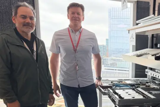 走进亚马逊Trainium实验室：支撑Anthropic、OpenAI与苹果合作的AI芯片布局