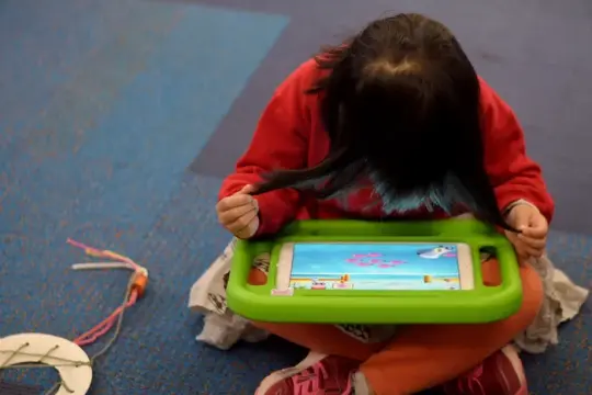 英国政府拟4月发布幼儿屏幕使用指引，研究与教育界呼吁加强监管与家长支持