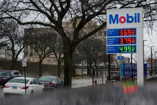 民主党议员与进步团体呼吁对伊朗战争推高油价背景下的石油公司征收暴利税