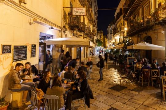 意大利人工智能“治疗师”应用走红：心理健康服务不足与污名化推动使用增加