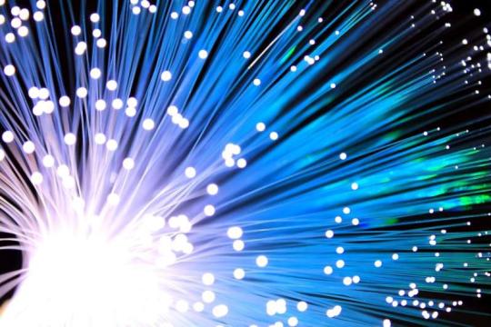 利用现有光纤链路实现450太比特每秒传输新纪录