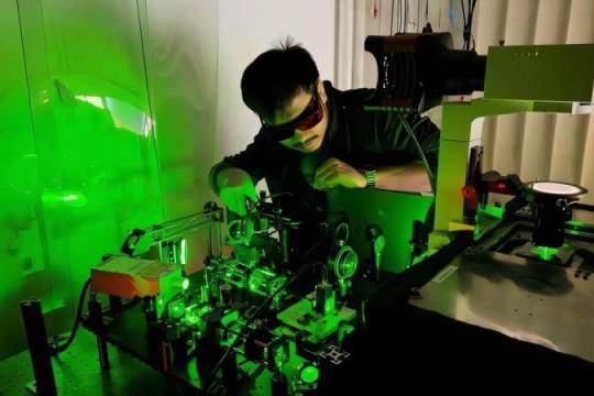 微型合成游动器首次在复杂流体中实现自主导航