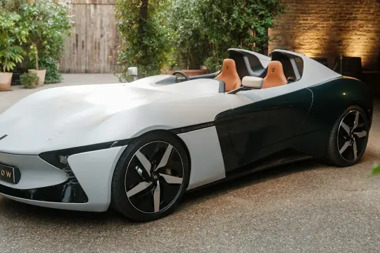 英初创公司Longbow推出超轻量电动跑车 车重不足一吨