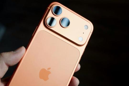 苹果称先进芯片与内存短缺限制iPhone产量，部分机型交付周期拉长