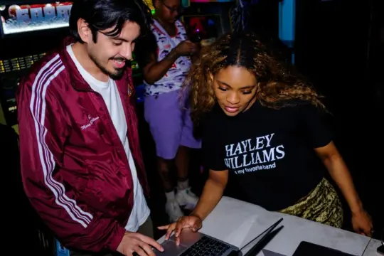 网络安全组织者把“去大科技化”带进酒吧：在派对氛围中学习隐私保护