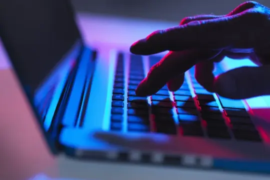 专家警告“AI机器人群”渗入社交媒体或威胁民主进程