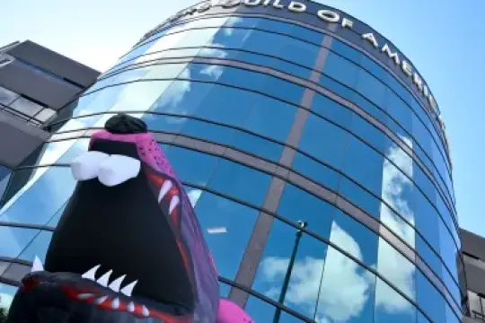 抗议中的老鼠“Scabby”与编剧工会员工在SAG-AFTRA总部外示威，WGA与制片方开启合同谈判