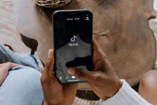 TikTok卸载量上升引发用户担忧：美国业务调整、条款变化与审查疑虑交织