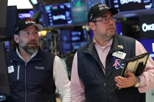 道琼斯指数首次站上5万点，科技股走强与降息预期推升美股