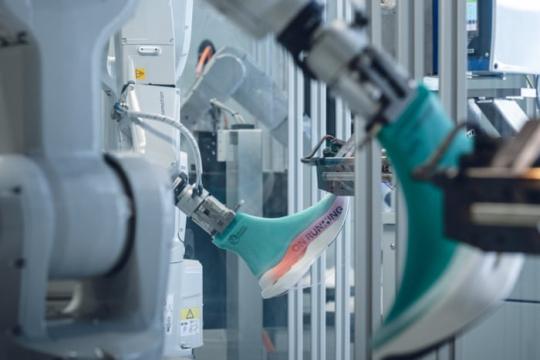 On以机器人“飞纤维”工艺押注高端跑鞋，加速扩张挑战耐克与阿迪达斯