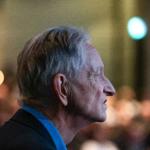 “人工智能教父”辛顿：亲手参与构建AI，如今却敦促全社会警惕