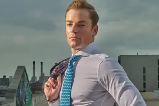 认识这位华尔街表情包大佬兼前真人秀明星，如今正竞选国会席位