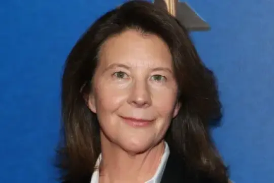 匿名内容签约编剧兼制片人Courtenay Miles