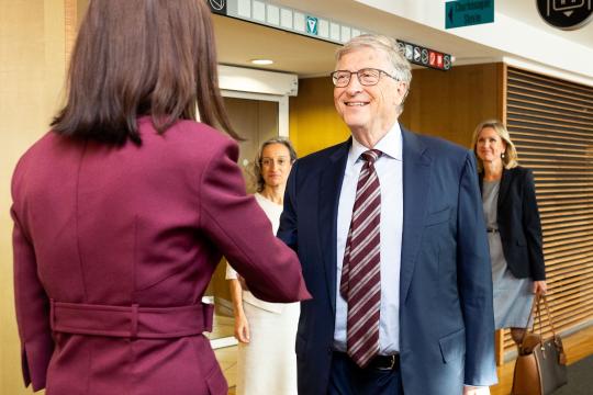 比尔·盖茨支持的初创公司押注光学芯片，称可在缩放放缓下延续“摩尔定律精神”