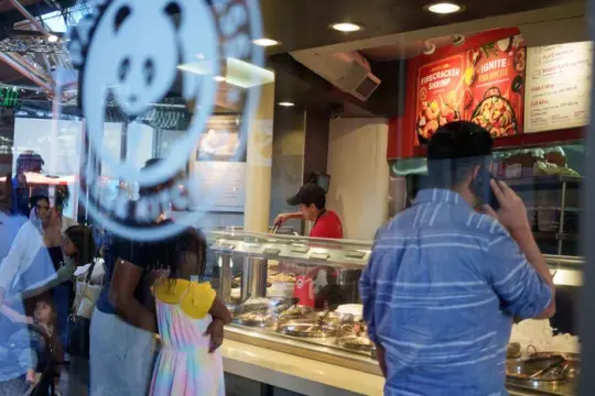 加州快餐工人呼吁雇主签署权利承诺书，应对ICE突袭带来的不安