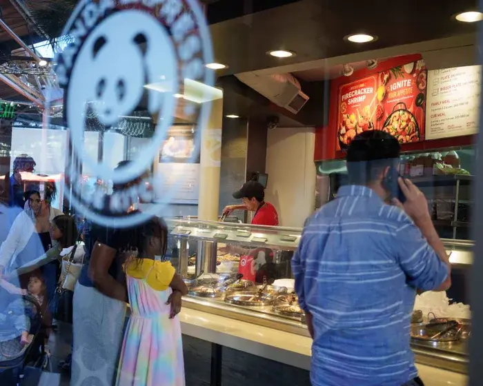 加州快餐工人呼吁雇主签署权利承诺书，应对ICE突袭带来的不安