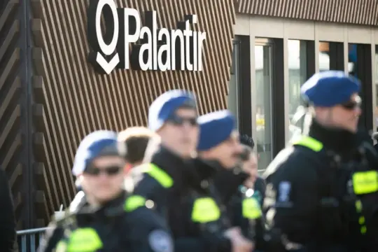 Palantir在瑞士起诉小型杂志Republik，要求刊登反驳声明引发争议