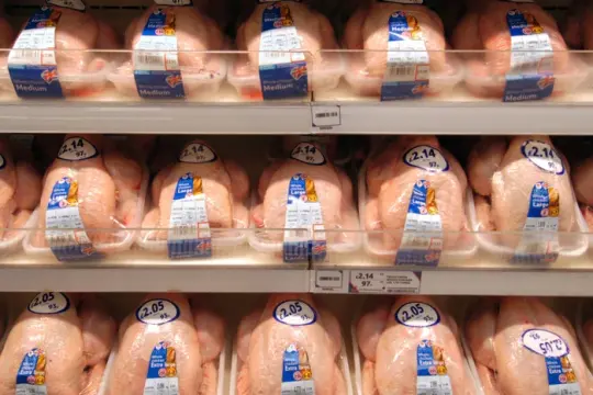 英国拟定“合理最坏情况”预案 应对伊朗冲突或致二氧化碳供应受扰