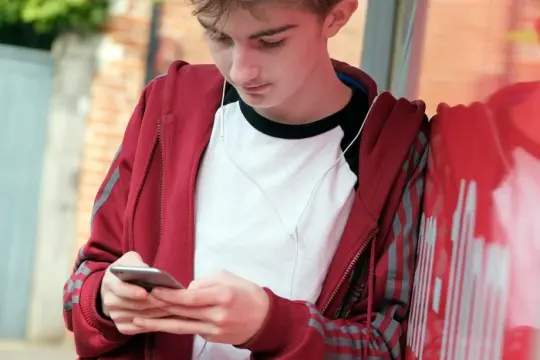 数百名英国青少年将参与社交媒体禁令及屏幕使用限制试点