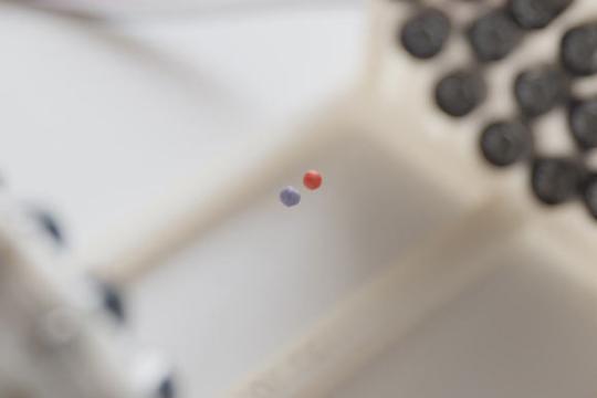 纽约大学团队利用声波实现可见悬浮时间晶体