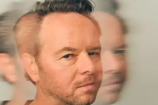 好莱坞热衷翻新旧创意，诺亚·霍利让它们焕发新生